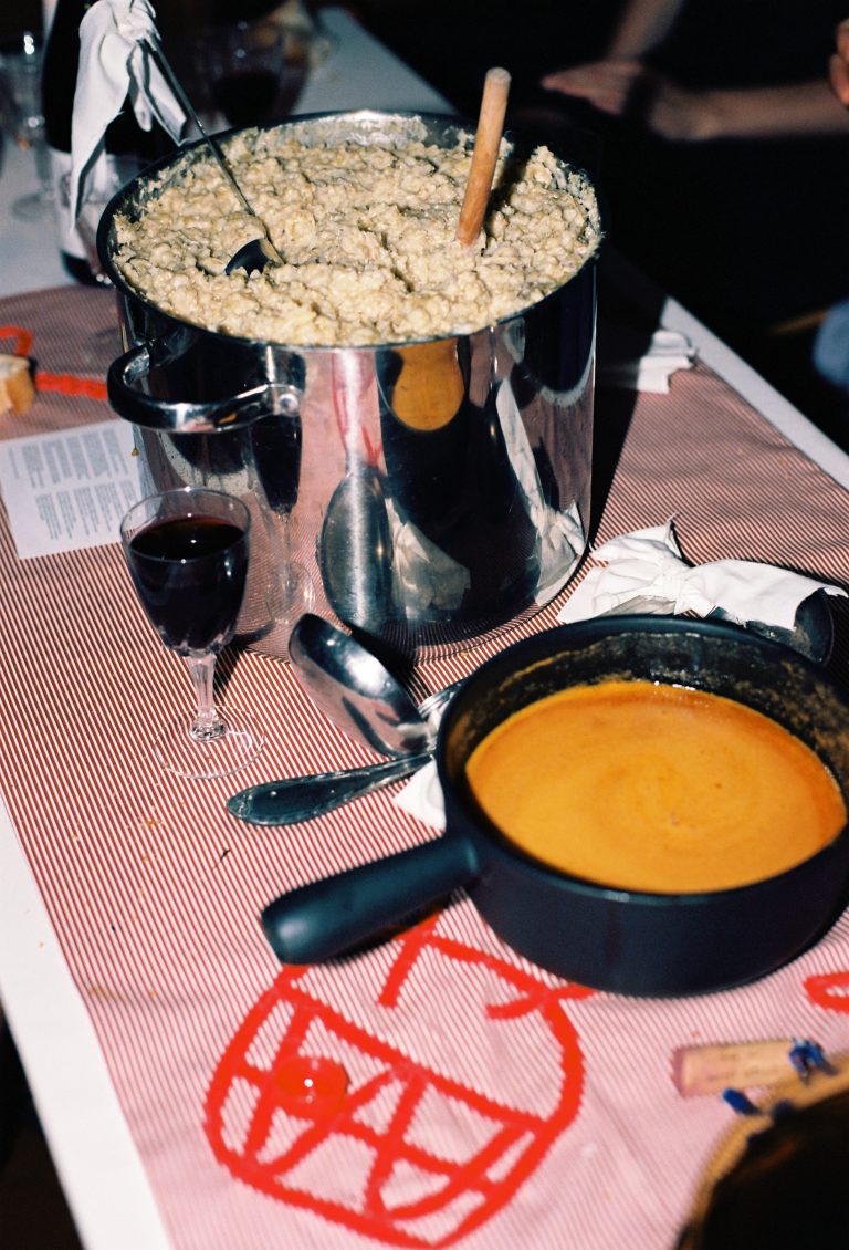 Festa, premier repas autour du keşkek, 14 septembre 2023, Marseille, détail : keşkek de viande © Emma Tholot