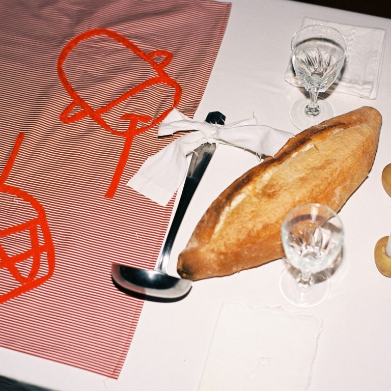 Festa, premier repas autour du keşkek, 14 septembre 2023, Marseille, détail : table, nappe brodée avec des rubans en velours, ustensiles, pain et bougies © Emma Tholot