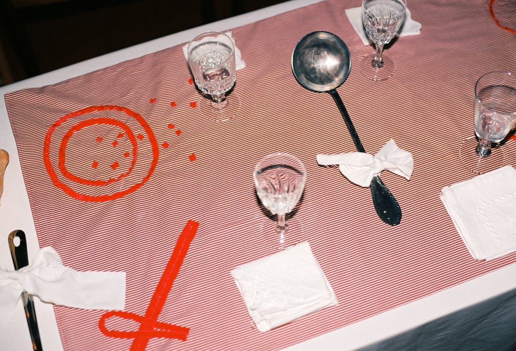 Festa, premier repas autour du keşkek, 14 septembre 2023, Marseille, détail : table, nappe brodée avec des rubans en velours, ustensiles © Emma Tholot