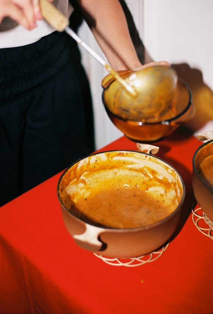 Festa, premier repas autour du keşkek, 14 septembre 2023, Marseille, détail : soupe de tarhana © Emma Tholot